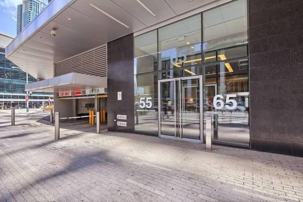 Prestigious 2-Bdrm Condo - Across From Scotiabank Arena Toronto Exteriör bild
