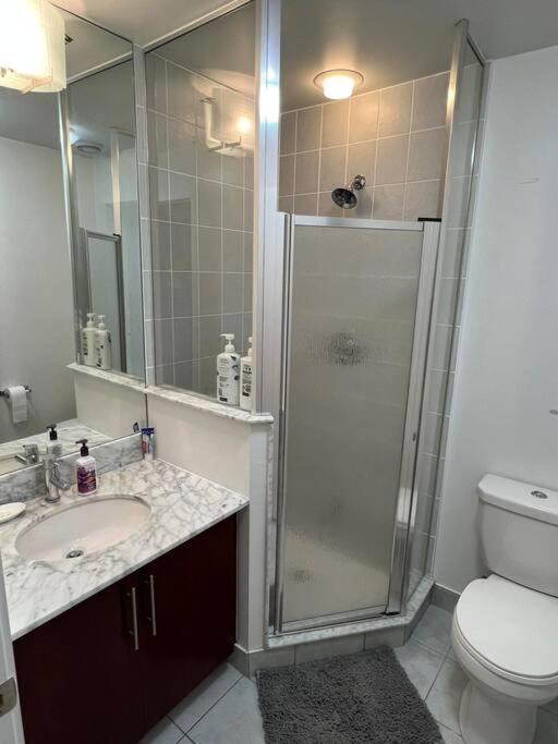 Prestigious 2-Bdrm Condo - Across From Scotiabank Arena Toronto Exteriör bild