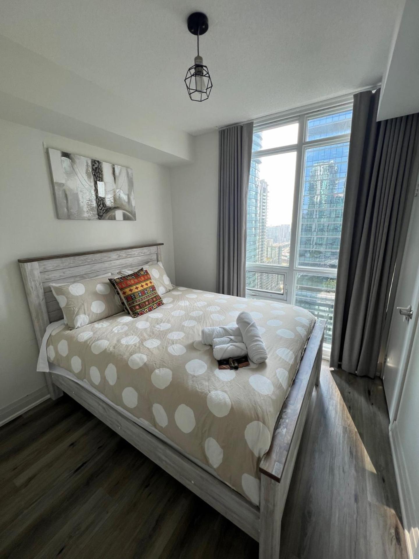 Prestigious 2-Bdrm Condo - Across From Scotiabank Arena Toronto Exteriör bild