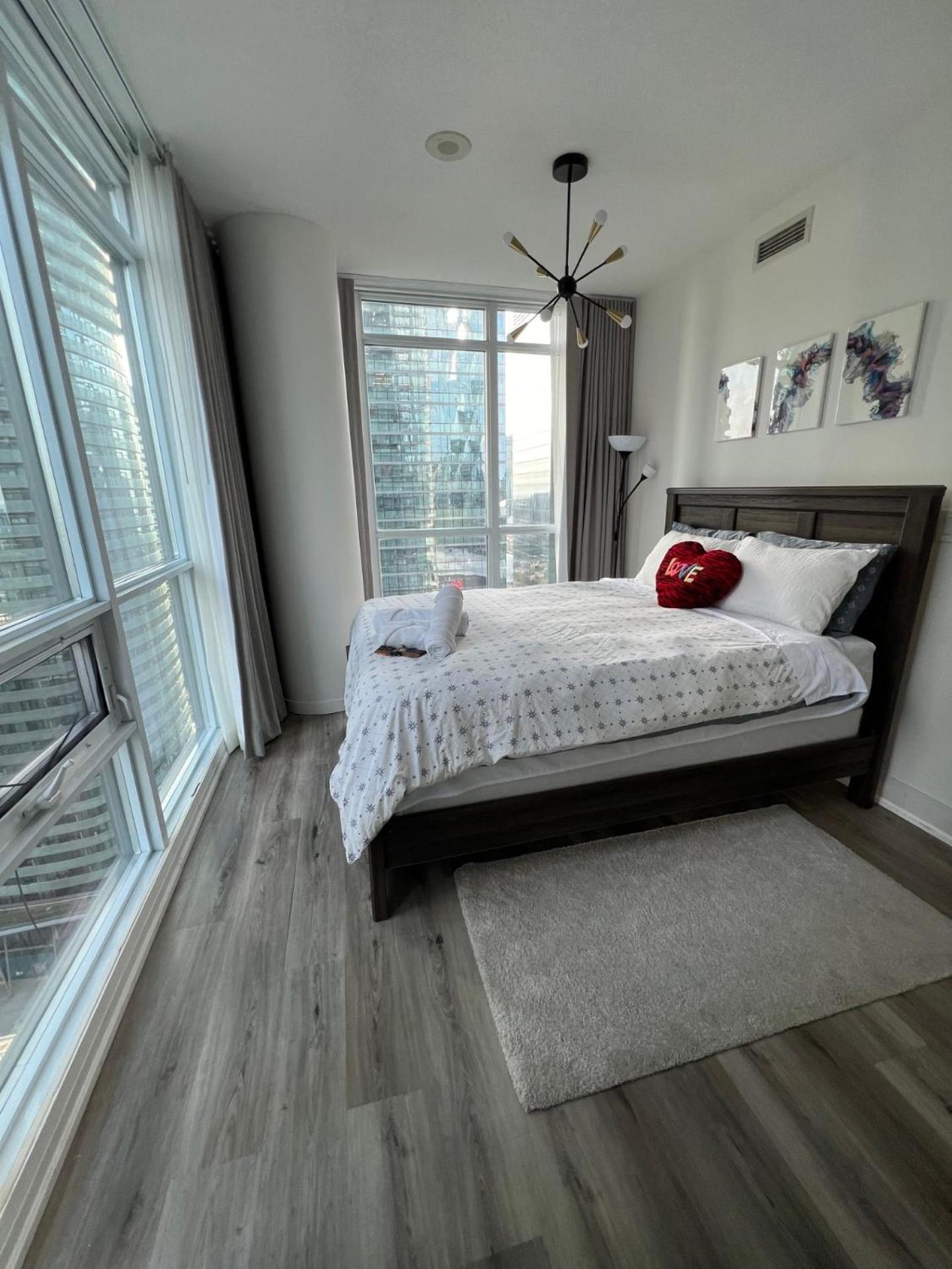 Prestigious 2-Bdrm Condo - Across From Scotiabank Arena Toronto Exteriör bild
